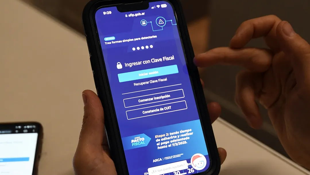 Desde la app de ARCA los contribuyentes pueden revisar su categoría actual y verificar si recibieron una notificación de recategorización de oficio en su Domicilio Fiscal Electrónico. Foto: ALF PONCE MERCADO / MDZ
