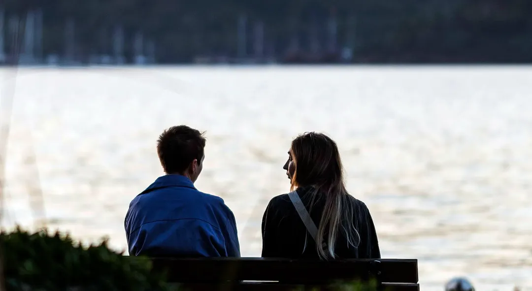 Pareja observando la tranquilidad natural. 