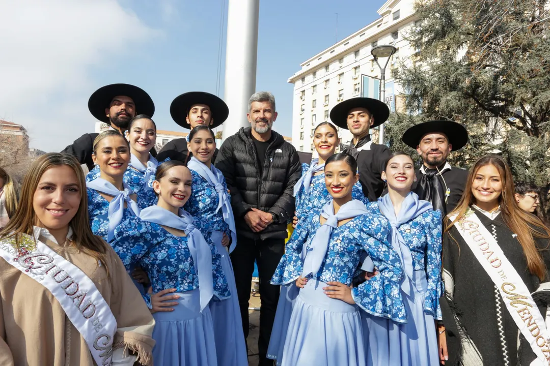 El intendente Ulpiano Suarez junto al ballet. Foto: Muncipalidad de Mendoza.