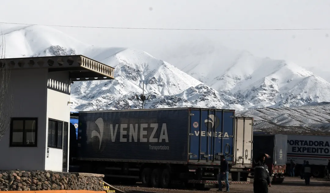 Los camiones detenidos en Uspallata con la montaña completamente nevada de fondo. Una postal que también genera preocupación.