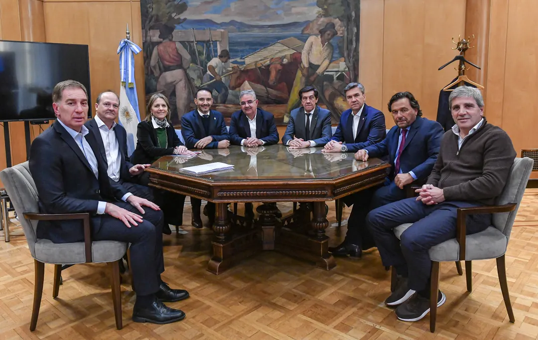 Luis Caputo con gobernadores del norte tratando de convencerlos y pidiendo paciencia