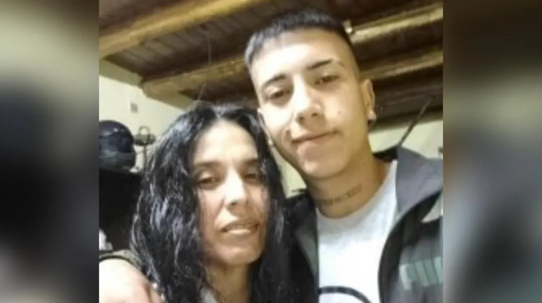 Luciano Gómez, la víctima fatal del hecho ocurrido en agosto de 2023, junto a su madre, quien también declaró este lunes en el juicio por jurados.