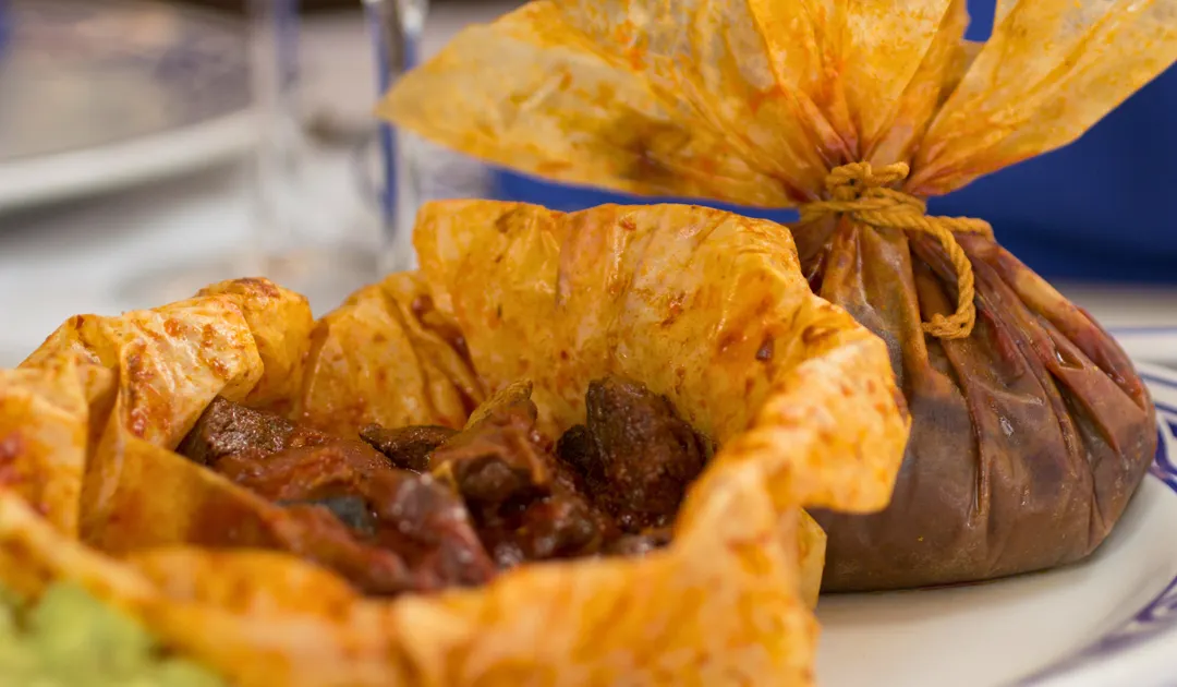 Tradicionalmente, los mixiotes se cocinaban en hojas de maguey. ¡Prepara esta receta fácilmente!