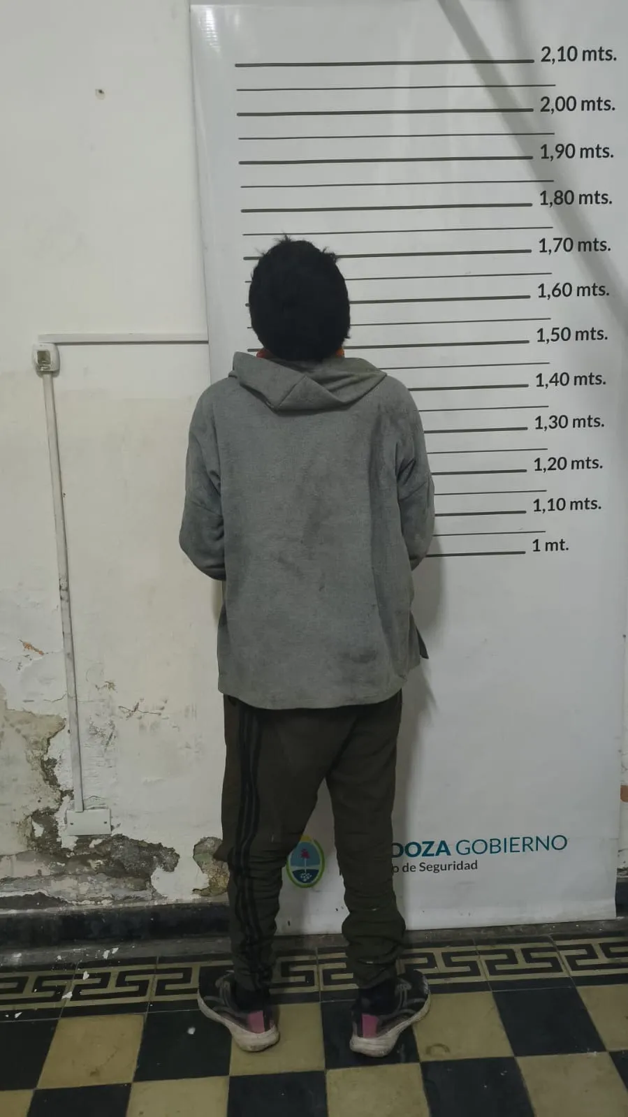 Tras huir por los techos, los sospechosos se escondieron en inmuebles distintos para evitar ser capturados por los efectivos.