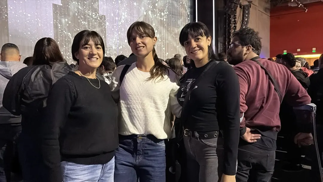 Luly, Tana y Meli no quisieron perderse este momento histórico. Foto: Maru Mena.