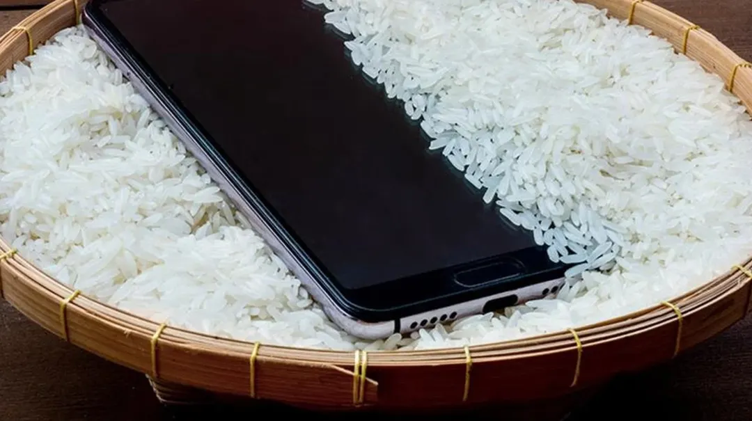 ¿El arroz funciona? Puede ayudar algo, pero no es lo más eficaz.