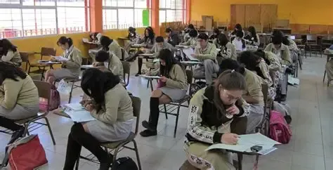 La disponibilidad de recursos económicos en el hogar continúa representando el factor más gravitante a la hora de predecir si un estudiante se graduará o abandonará.