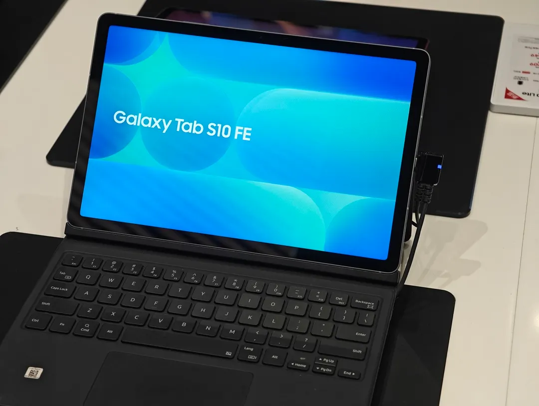 La Galaxy Tab S10 FE destaca por su resistencia al agua IP68 y el lápiz S Pen.