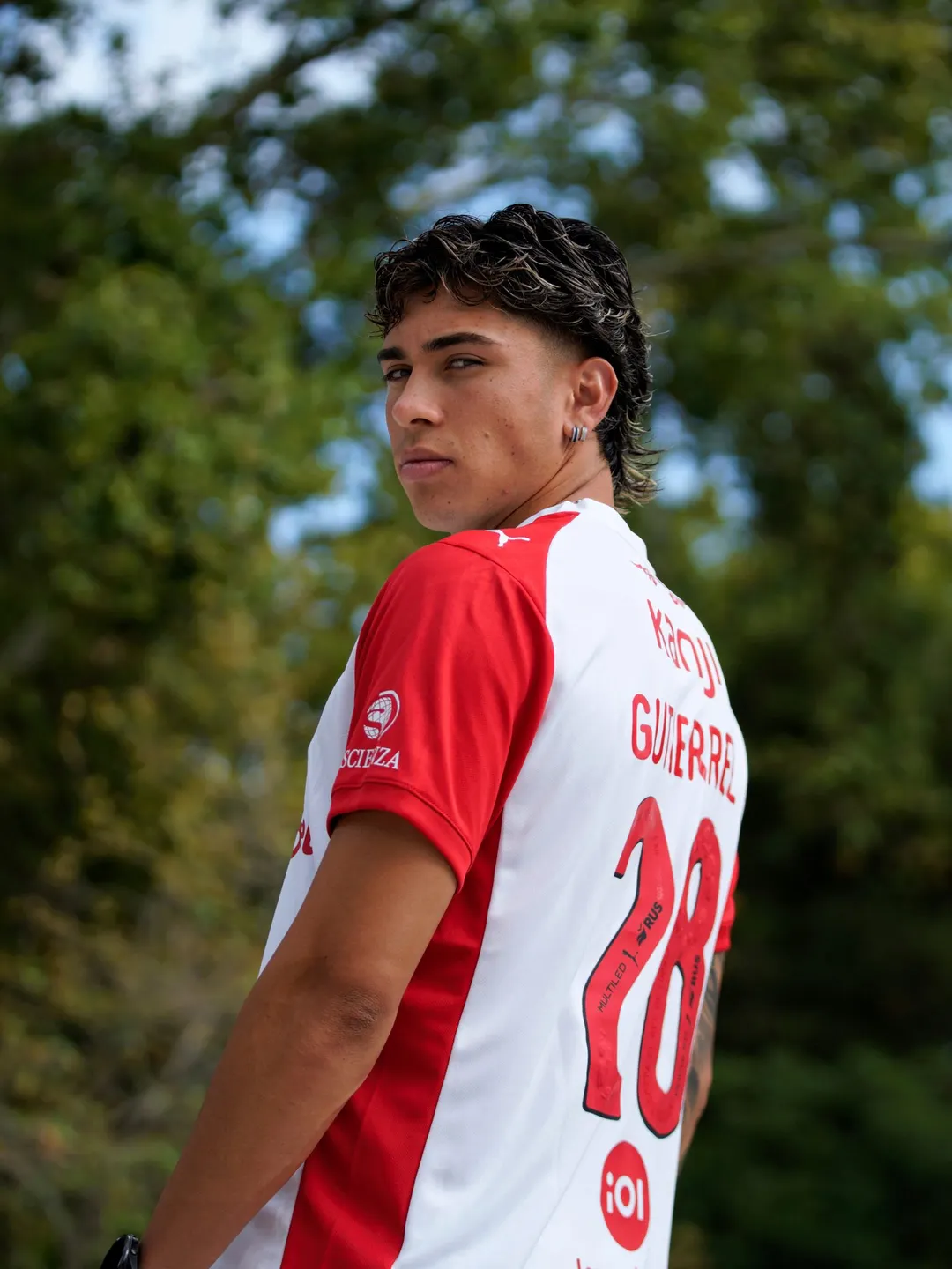 Maxi Gutiérrez ya posó con la camiseta de Independiente.