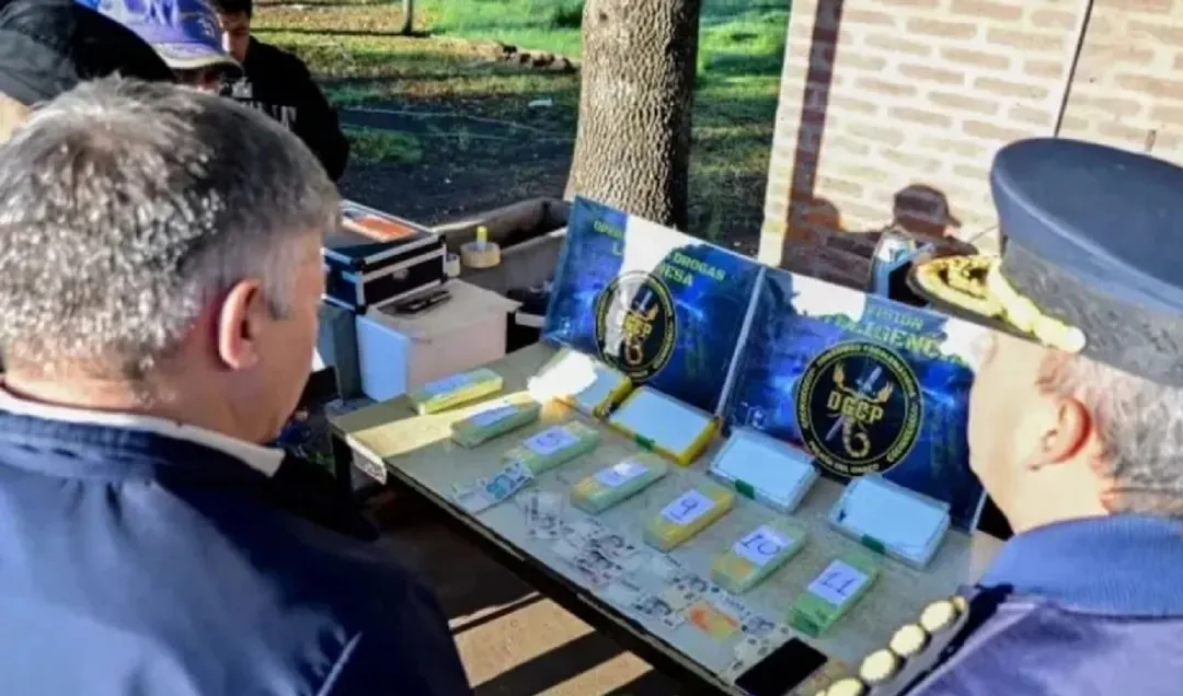 Los efectivos hallaron 12 paquetes encintados escondidos entre las piernas de las detenidas.