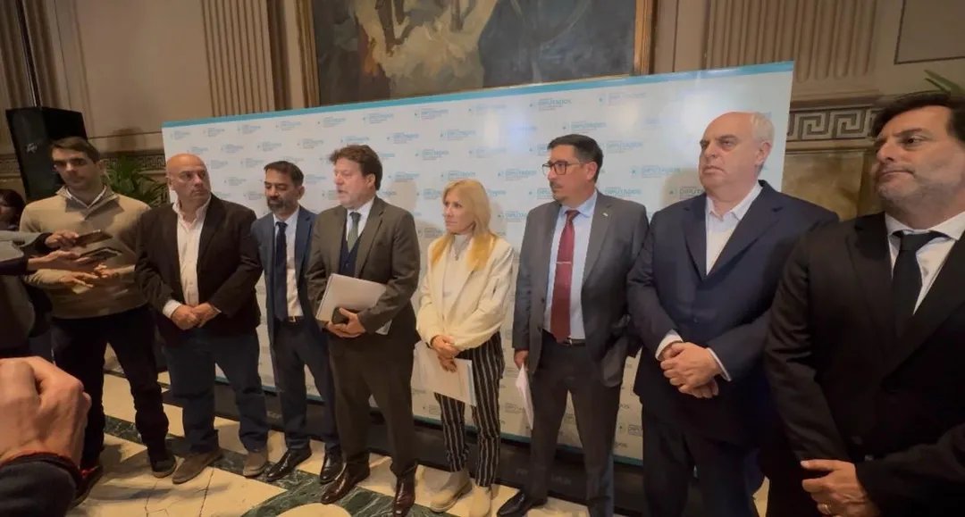 Conferencia de prensas de diputados opositores tras la maniobra peronista para voltear la sesión especial para pedir a interpelación al titular de IOMA