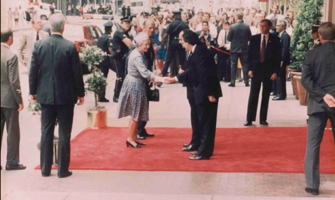La Reina Elizabeth II en su visita al Adolphus en Dallas.