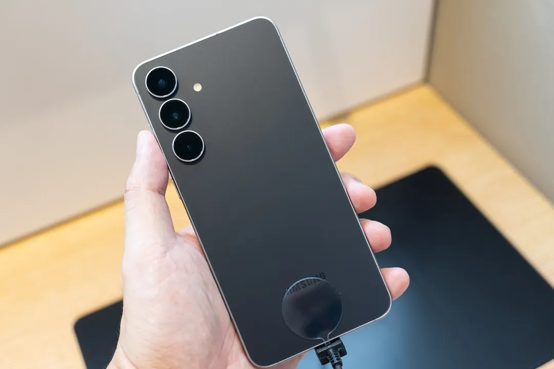 El modelo Galaxy S25 FE destaca por su potente procesador y se adquiere a menor costo gracias a ofertas en dólares.