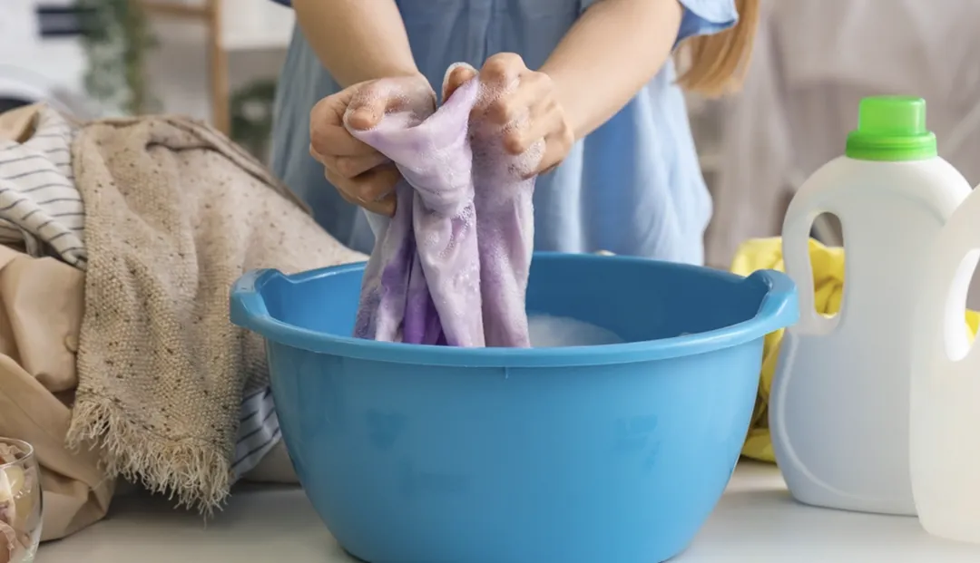Soluciones caseras a las manchas de lavandina. Foto: Shutterstock