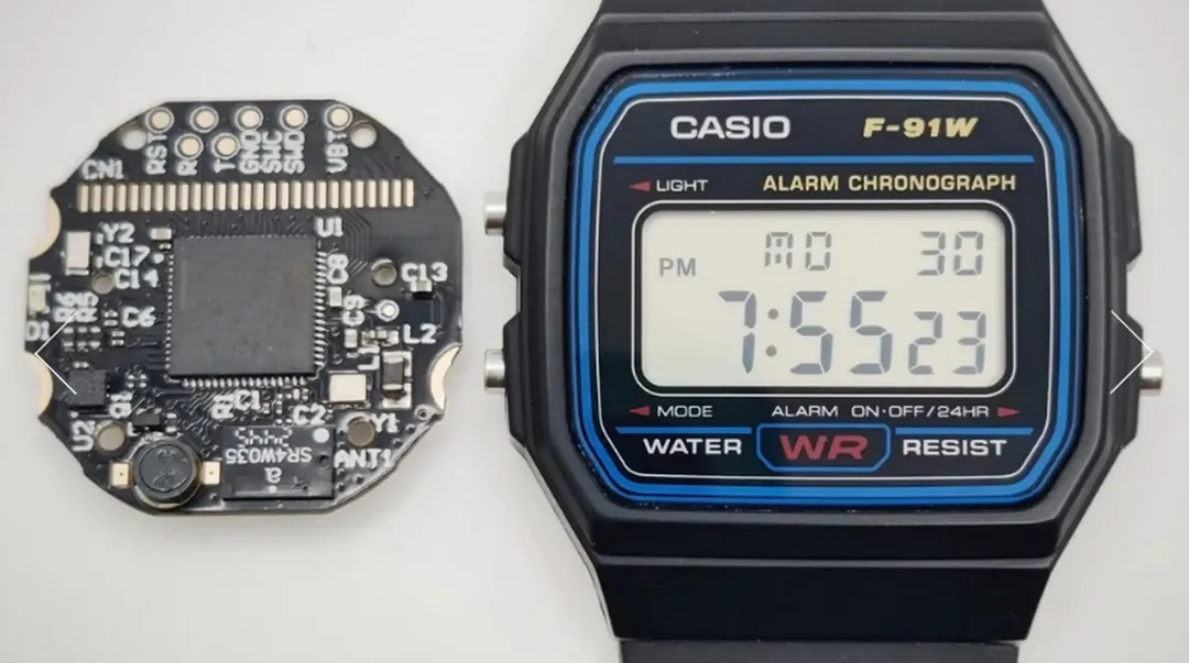La startup Ollee Watch One desarrolló una placa base que moderniza el clásico reloj, convirtiéndolo en un dispositivo con funciones de smartwatch.