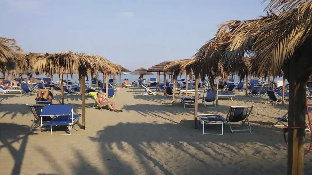 La playa Bau bau village (región de Liguria), ofrece correas para enganchar a los perros en la sombrilla y bolsas de basura para tirar los desechos de las mascotas.  