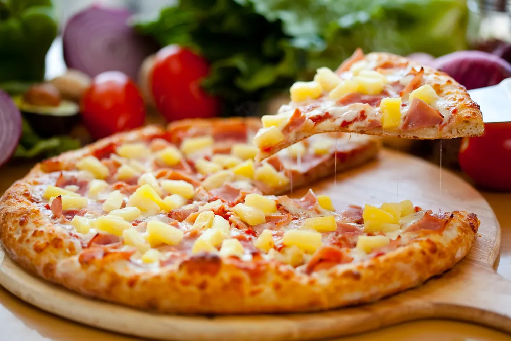 Es una de las recetas más polémicas del mundo; muchos aman la combinación dulce y salada, y otros la detestan.