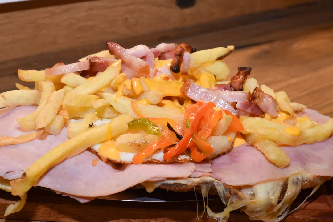 Panceta crocante, cheddar y huevos fritos: los detalles de la contundente versión Gallega que cautivó a los invitados.