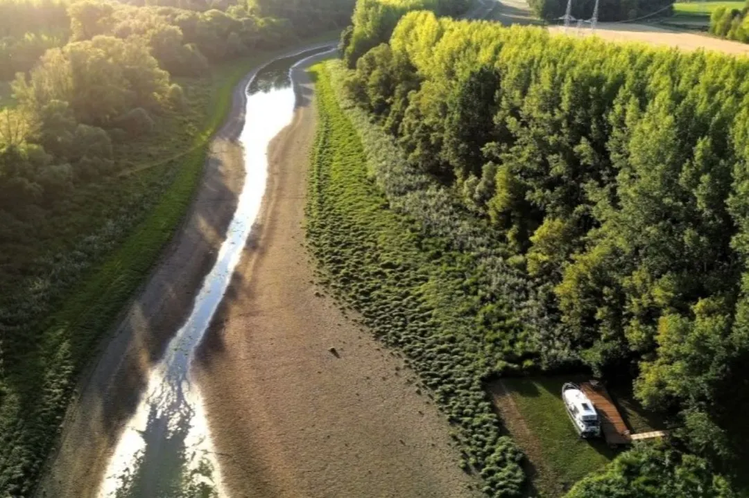 La evidente sequía en el río Danubio, en Hungría. Foto Efe
