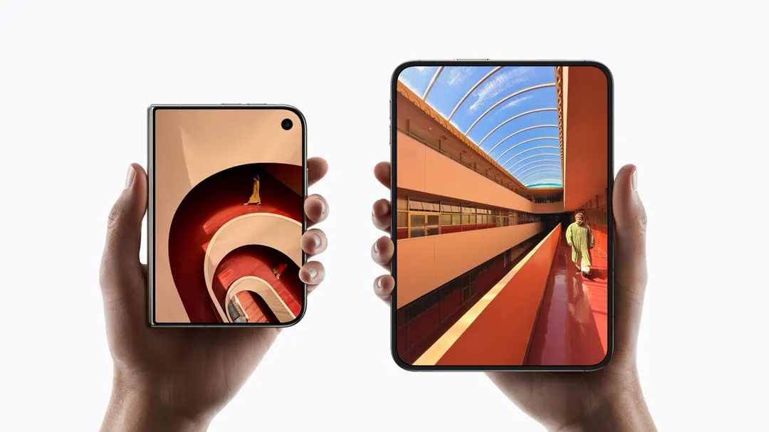 El chasis ultraligero del Samsung Galaxy Z Fold8 contrasta con la bisagra de titanio y resistencia IP68 del iPhone Duo.