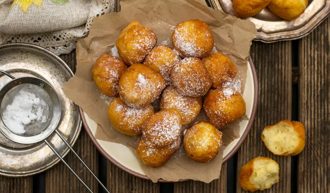 La miel de piloncillo que acompaña a los buñuelos se elabora con caña de azúcar sin refinar, lo que le da un sabor profundo y natural a esta receta.