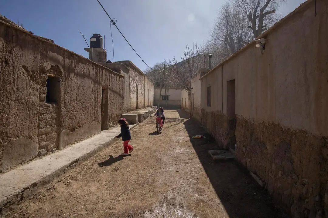 El salar y las montañas forman parte del paisaje que rodea a este pueblo de la comunidad Kolla Atacameña.