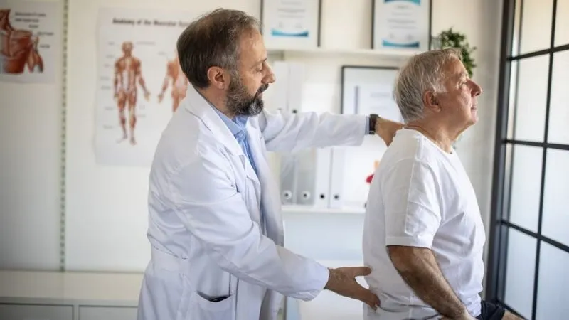 Consulta con un profesional si el dolor de espalda es persistente.