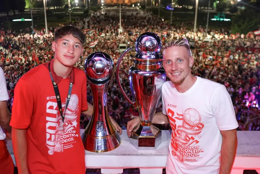 Franco Domínguez Ávila junto al Ruso Ascacíbar con el Trofeo de Campeones y el del Torneo Clausura ganados en 2025.