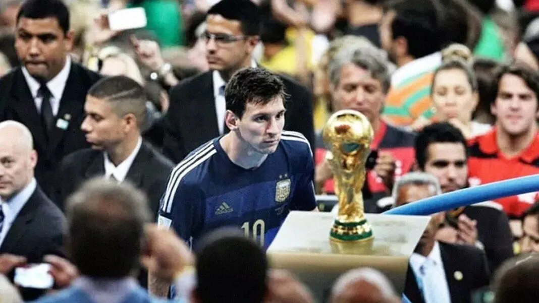 Lionel Messi mira fijamente la Copa del Mundo mientras va a recibir su premio como mejor jugador del Mundial 2014.
