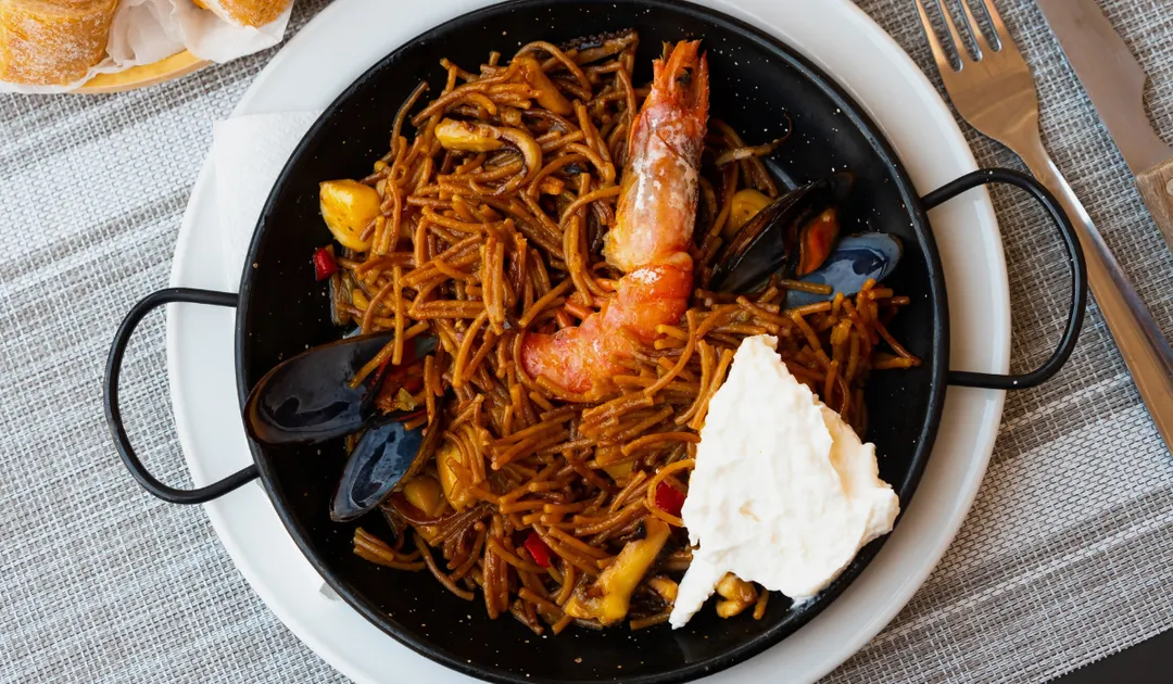 En la receta de fideuá original se usan fideos gruesos y no espaguetis.
