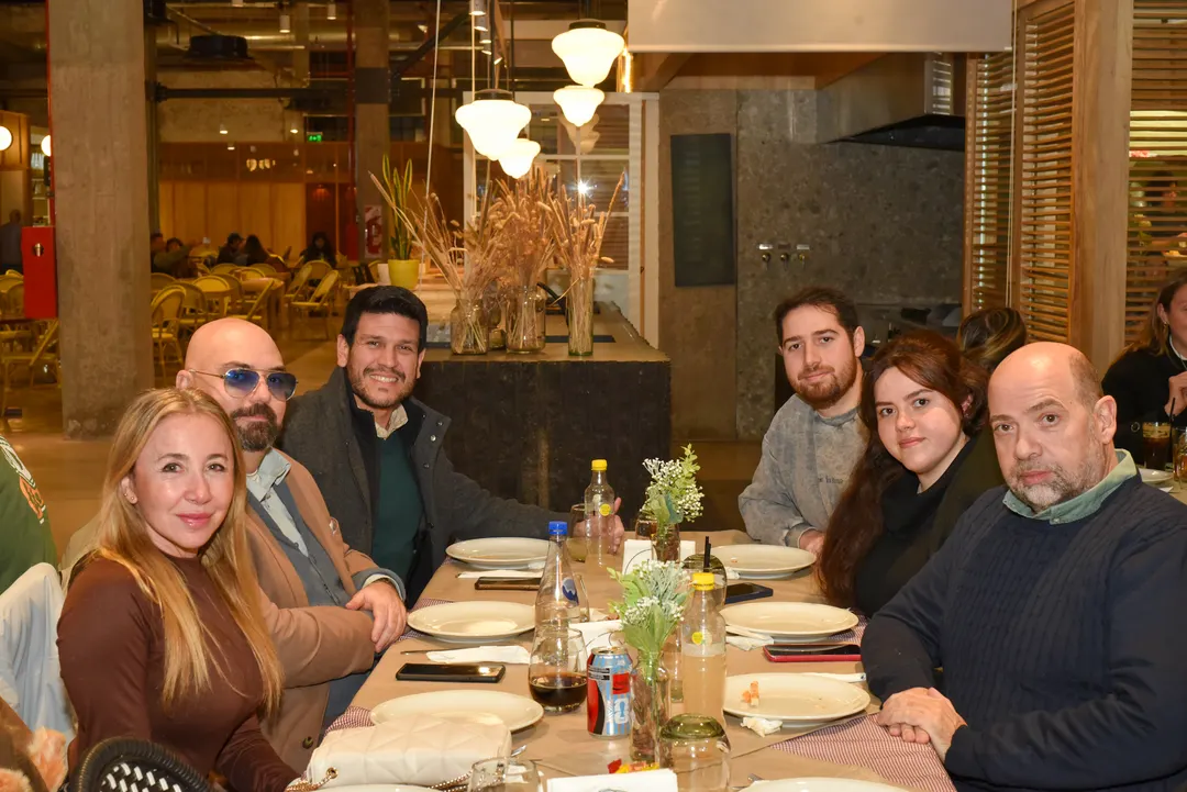 Una mesaza llena de amigos: Gabriela Linares, Javier Urquizu, Mariano Buenanueva, Fernando, Constanza y Alfredo Dantiacq.