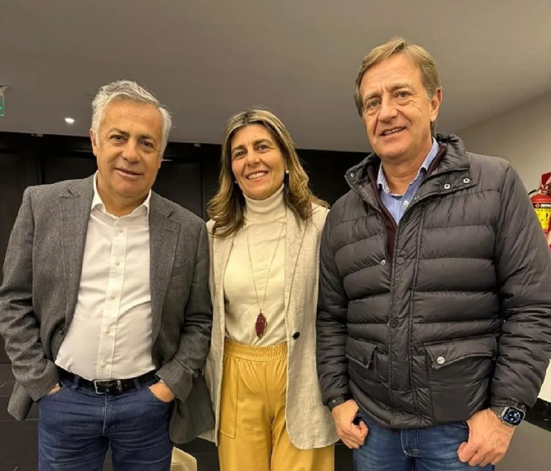 El gobernador mendocino Alfredo Cornejo junto a Mariana Juri y Rodolfo Suarez.
