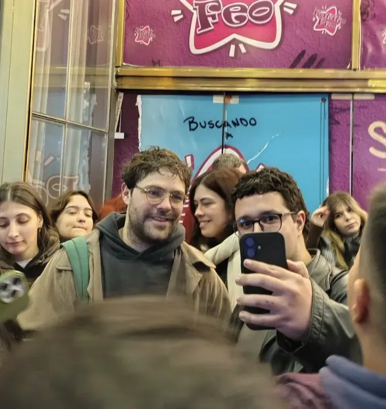 Peter Lanzani impactó con su cambio de estilo en el reestreno de El Emperador Gynt.