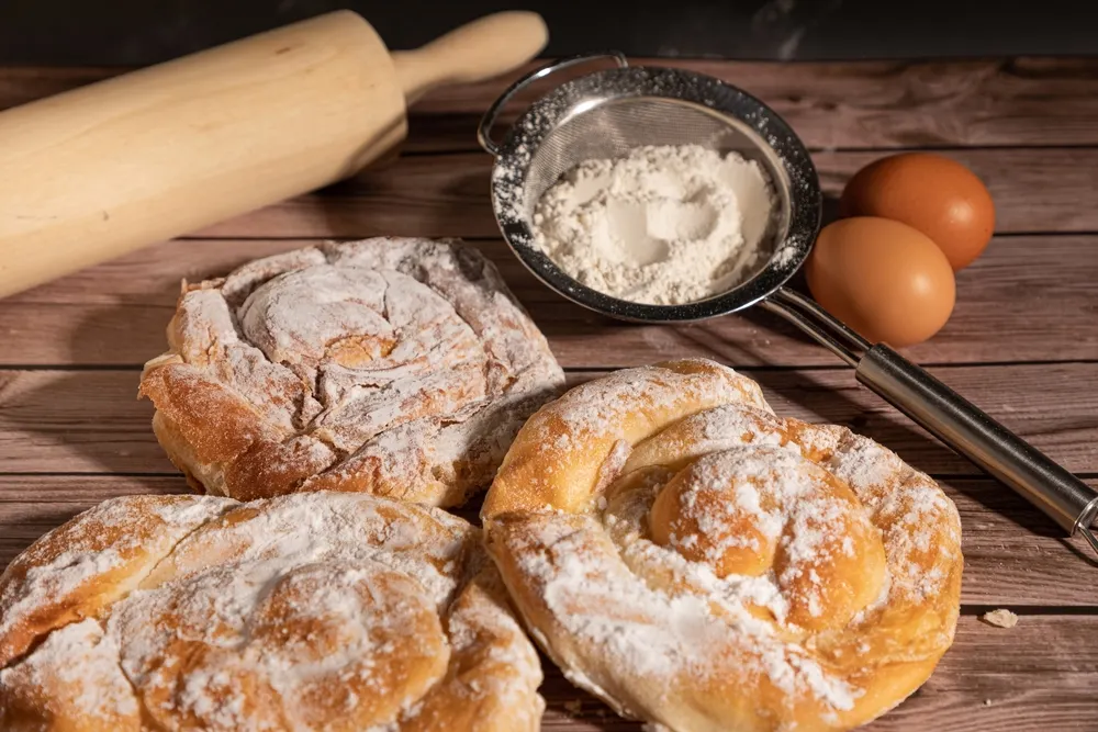 Aunque hoy se preparan con muchos rellenos, la receta tradicional de ensaimada mallorquina era simple y sin relleno.