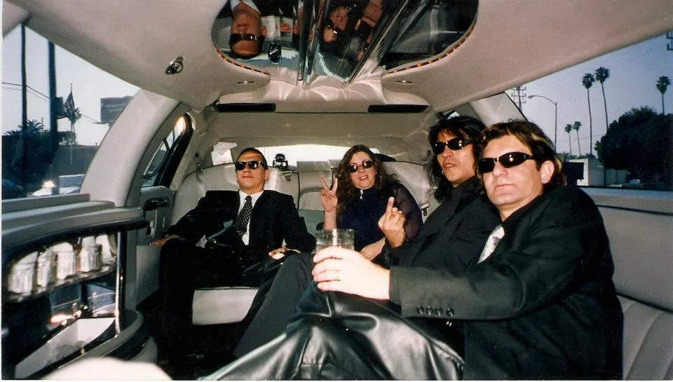 Los Enanitos Verdes rumbo a los Premios Grammy, en California. Un recuerdo de 1998, que el baterista Daniel Piccolo compartió en  su cuenta de Facebook.