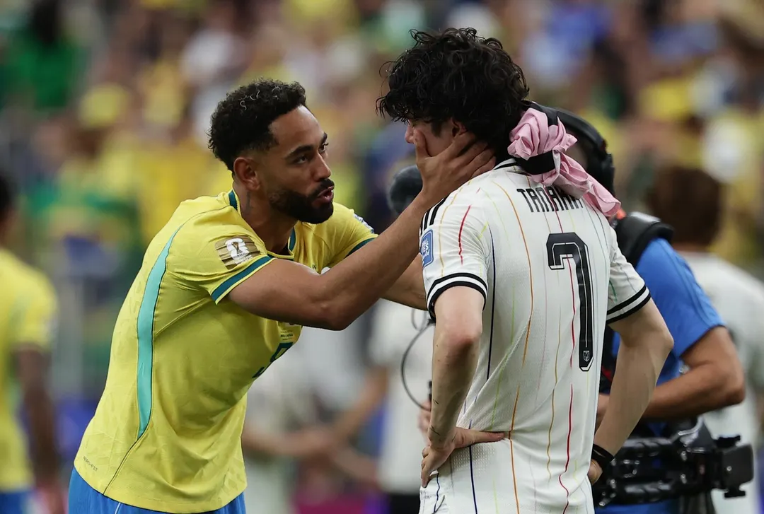 Matheus Cunha consuela Ao Tanaka tras la agónica clasificación de Brasil ante Japón.