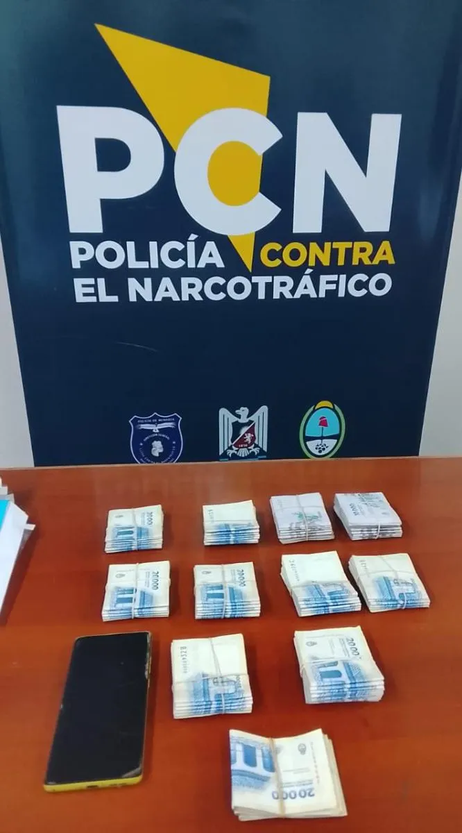 Efectivo y telefonos secuestrados por efectivos durante los procedimientos.