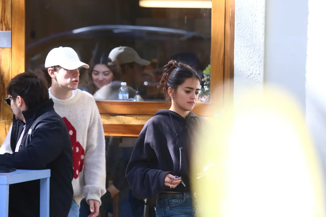 Franco Colapinto junto a Maia Reficco tras el evento en Buenos Aires.