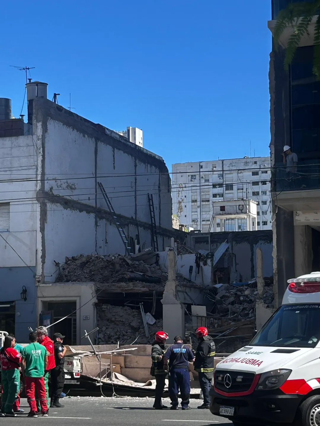 El edificio que estaba siendo demolido se encuentra casi en la intersección de Avenida Libertador y Juramento.