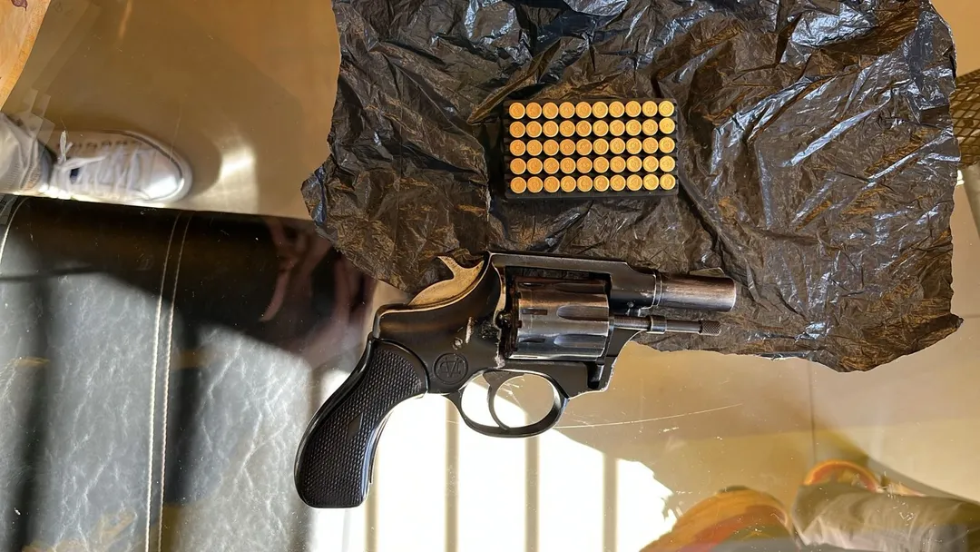 Revolver calibre 22 con 50 cartuchos