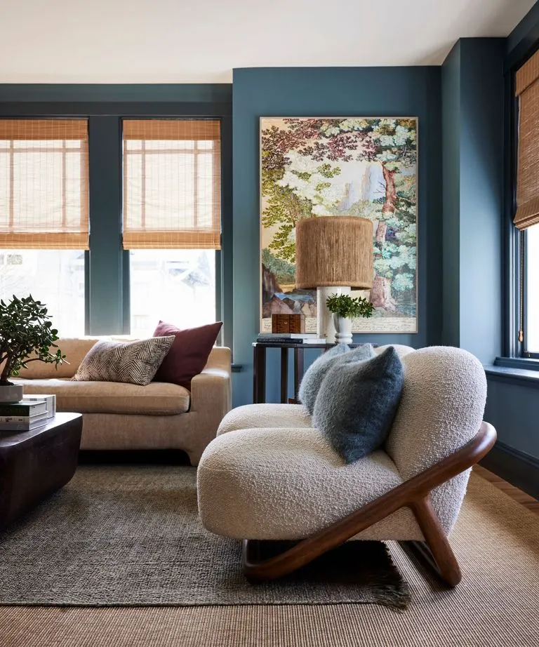 El gris azulado es uno de los seis colores que los diseñadores aconsejan porque aportan profundidad. Créditos: John Merkl. Diseño: L+P Interiors.