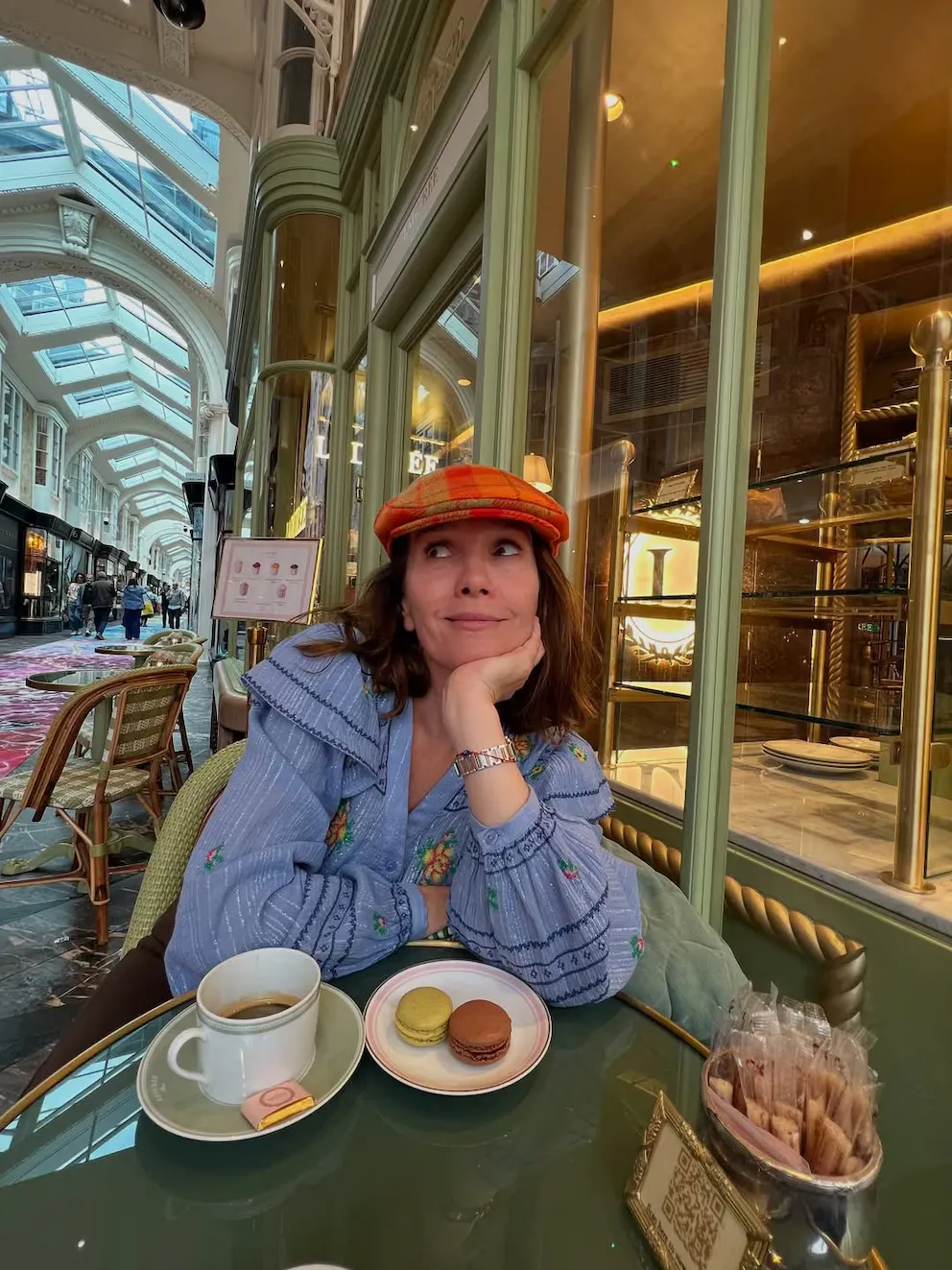 La actriz recorrió librerías y cafés con un outfit relajado, pero cargado de personalidad.