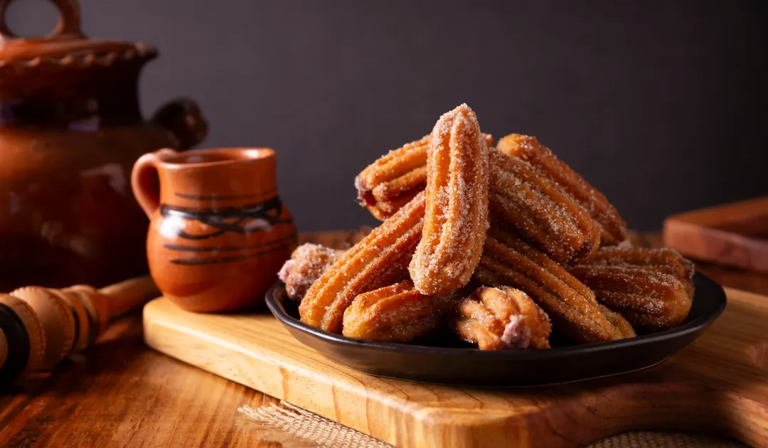 Los churros suelen servirse con chocolate caliente, cajeta o dulce de leche, creando un contraste irresistible entre la textura crujiente y la suavidad del acompañante. ¡Disfruta haciendo esta hermosa receta!