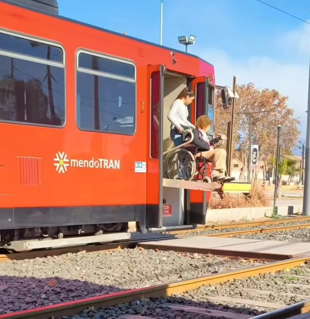 Metrotranvía y accesibilidad: el mecanismo de elevación que sorprende a transeúntes en la ciudad de Mendoza.
