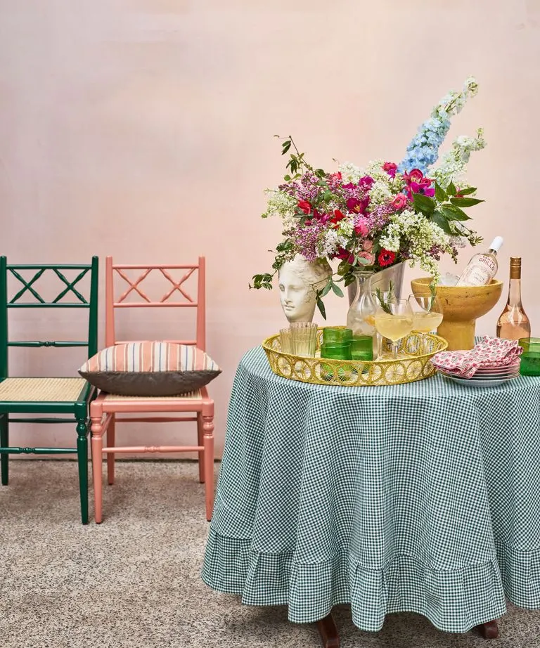 6. Considerar la cristalería en la decoración, con copas clásicas de vino y agua, ya que reflejarán la luz de las velas de una forma perfecta para una cena elegante, mientras que el cristal añade su textura al ambiente. Créditos: Future / Emma Lee / Twig Hutchinson.