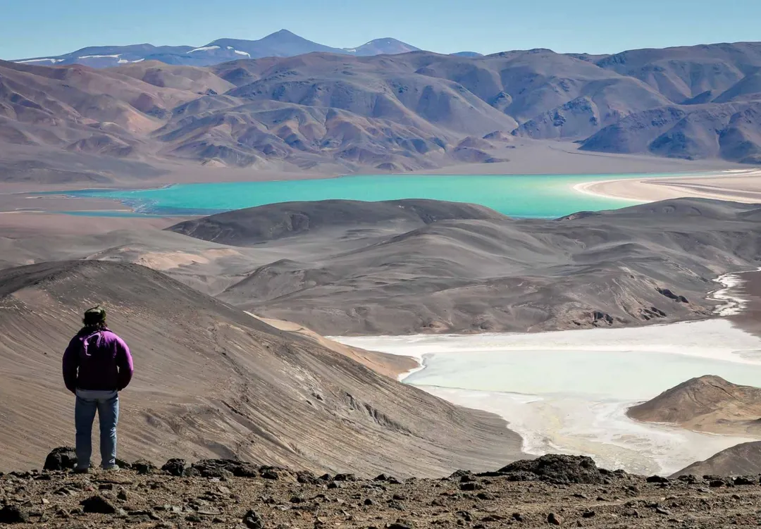 Las lagunas de altura suman colores inesperados a la ruta de los Seismiles.