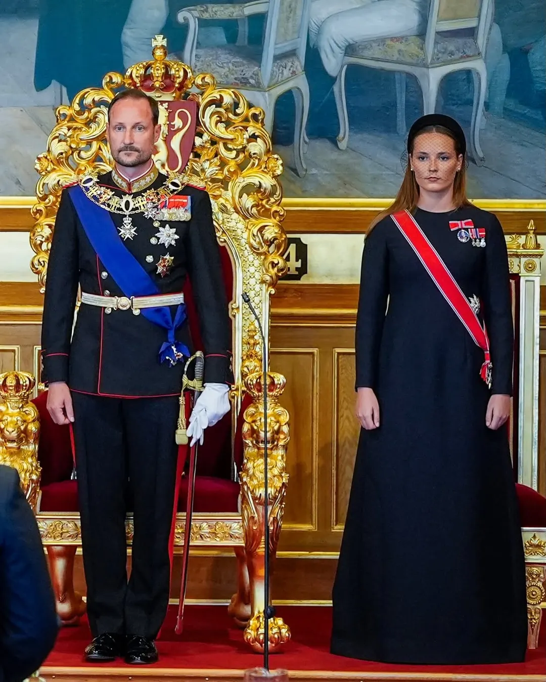 Miles de personas salieron a las calles de Oslo para acompañar al nuevo rey de Noruega durante su recorrido hacia el Storting.