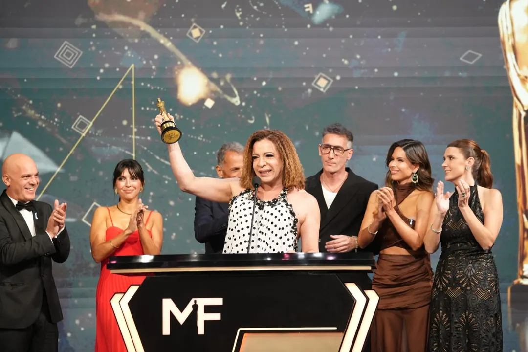 Lizy Tagliani recibió el Martín Fierro que ganó La Peña de Morfi. 