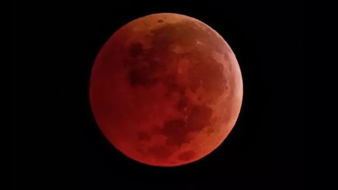 Durante un eclipse lunar total, la luz del sol es filtrada por la atmósfera de la Tierra y por ello la Luna se torna de una tonalidad anaranjada.   Foto: NASA