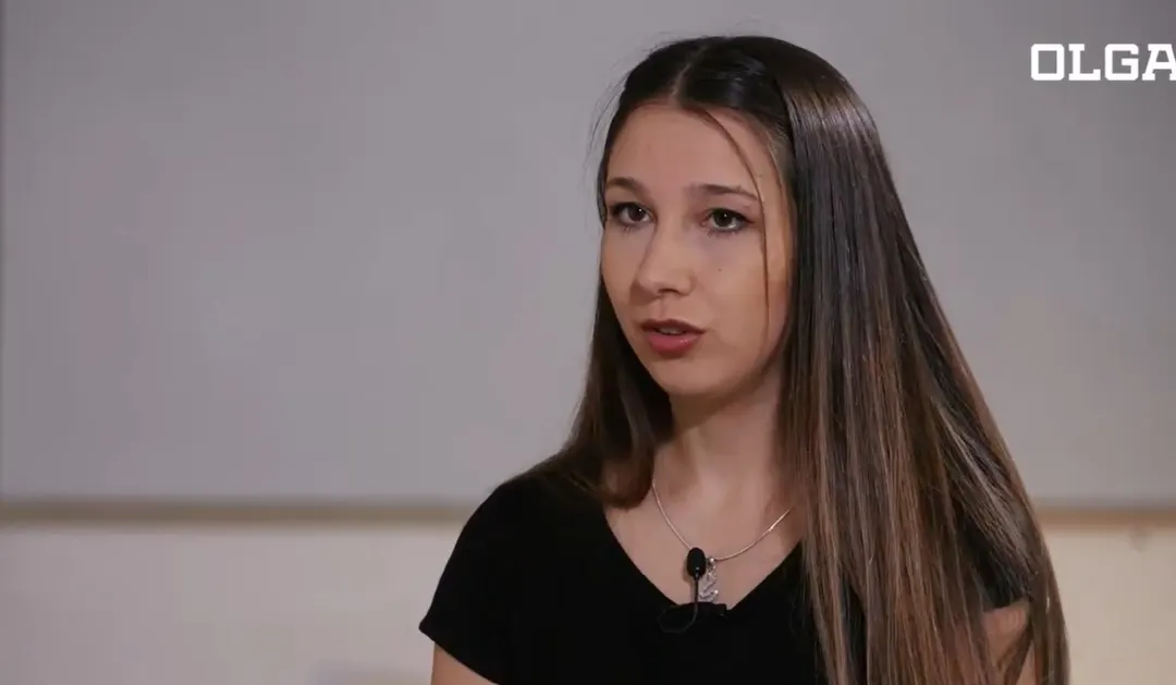 La joven y el presente tras ocho años de cárcel.
